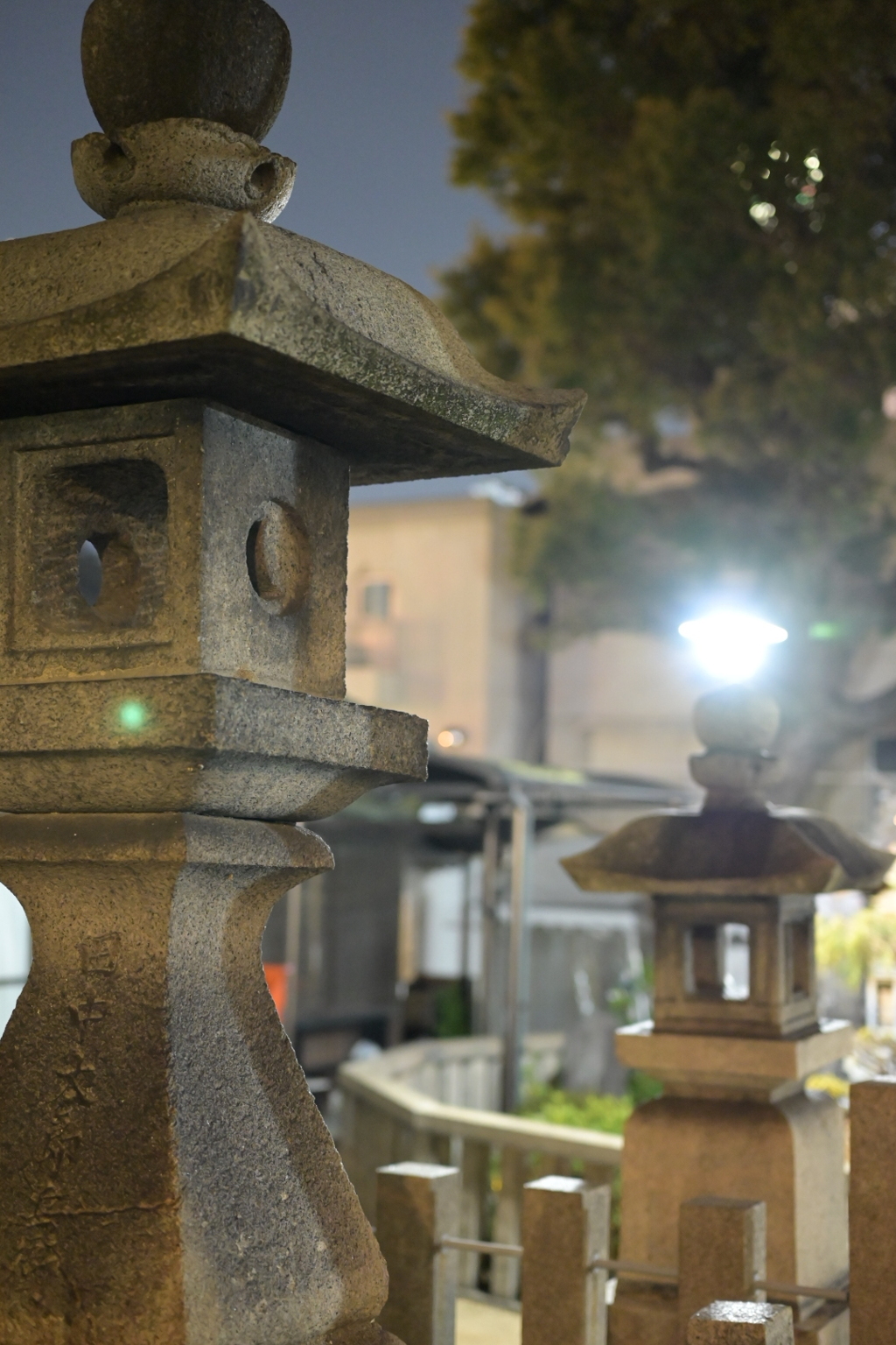 夜の神社にて