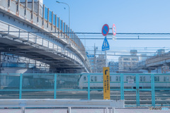 日のあたる通過電車