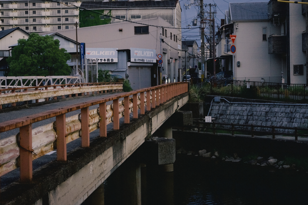 やたらとガードレールが低い橋