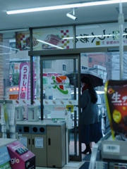 雪が降ったある日のコンビニから