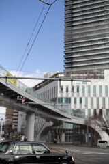 タクシーとビル