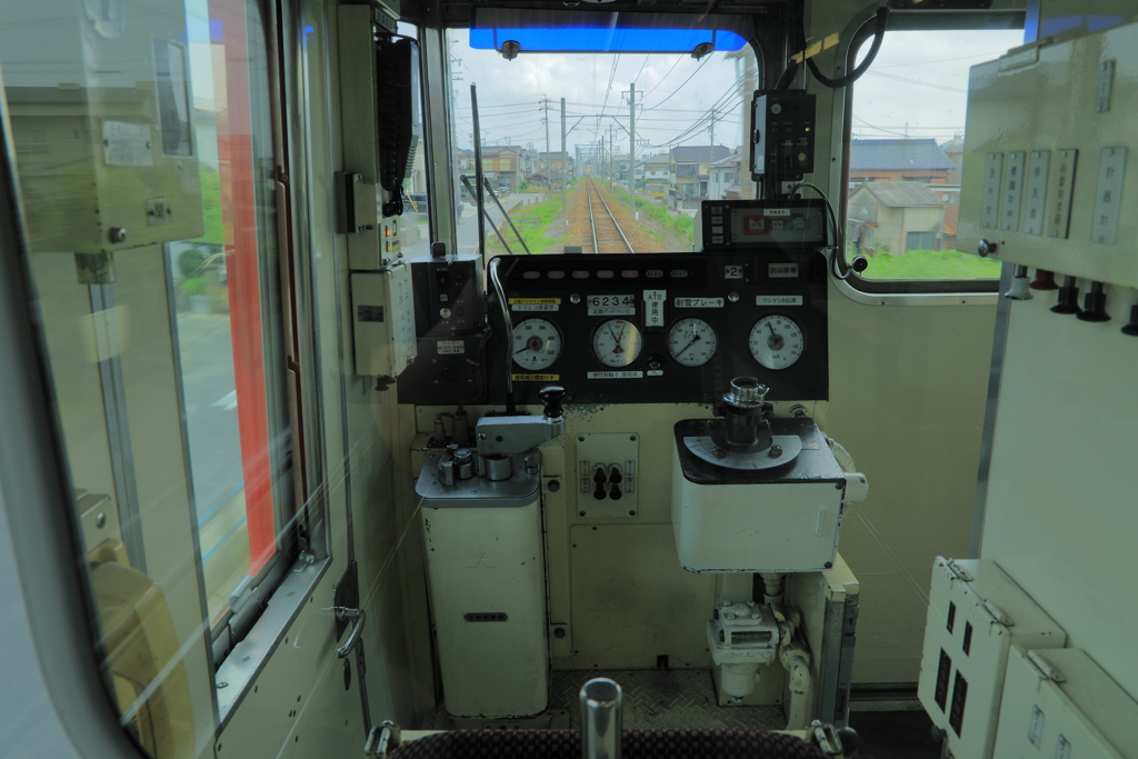 6200系運転席