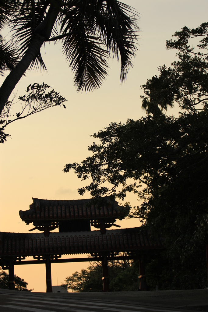 夕暮れ時の守礼門