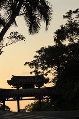 夕暮れ時の守礼門