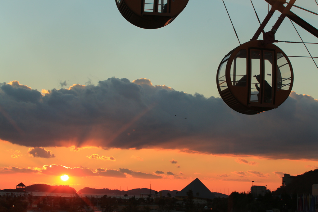 夕暮れ時の観覧車