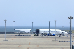 ドリームリフターに荷物を積んで