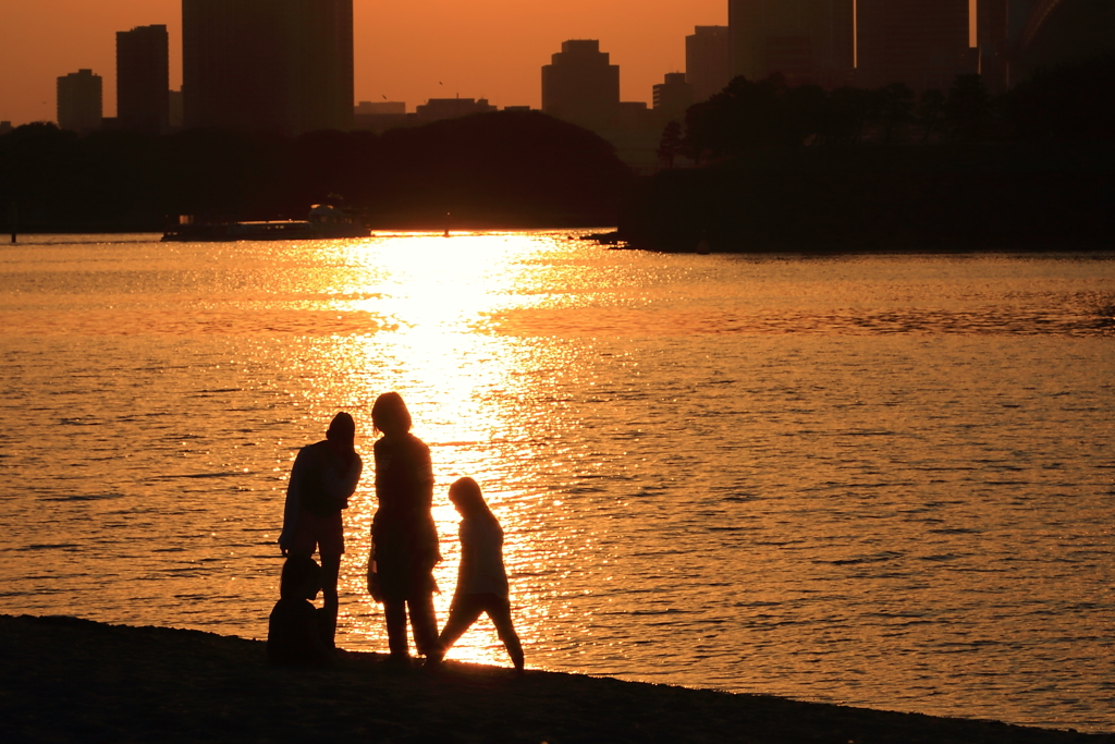 夕暮れ時の海岸