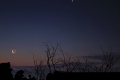 夜明けの三日月　地球照