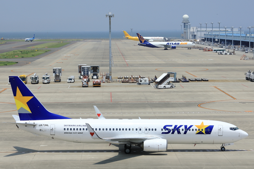 中部国際空港でスカイマークと貨物機