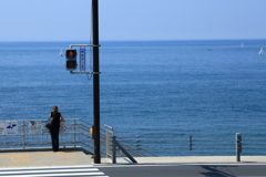 海を見つめる