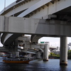 釣船と高速道路