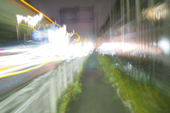 国道沿いを歩く