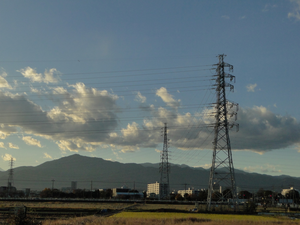 大山と送電鉄塔