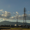 大山と送電鉄塔