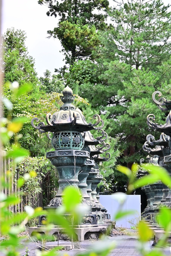 背景のパネルが気になる…