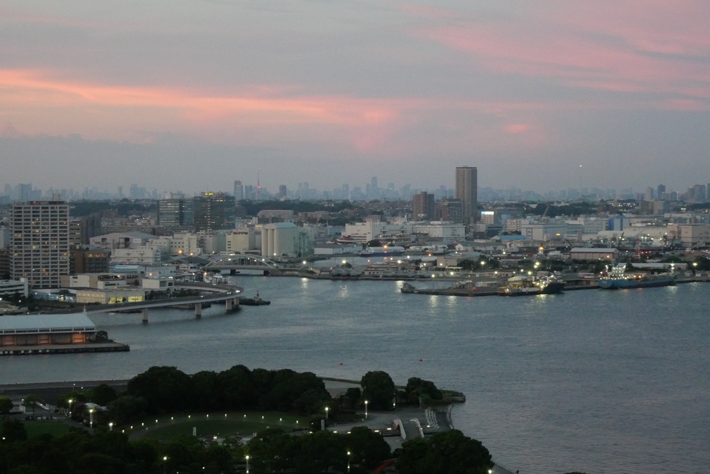 夕暮れ港