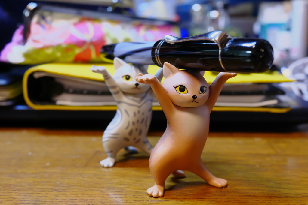 働く猫のペンおき