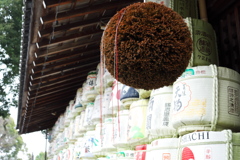 神社に杉玉も