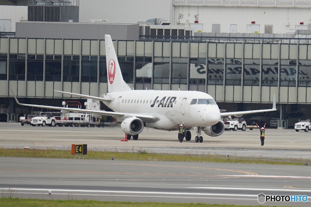大阪国際空港でマーシャリング中