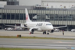大阪国際空港でマーシャリング中