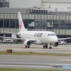 大阪国際空港でマーシャリング中
