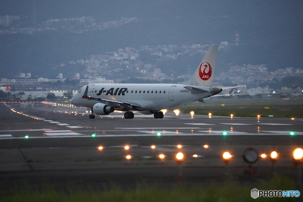 伊丹空港千里川土手　その２（夕方点灯直後）
