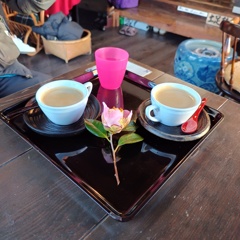 花を一輪添えて下さる下田のカフェ
