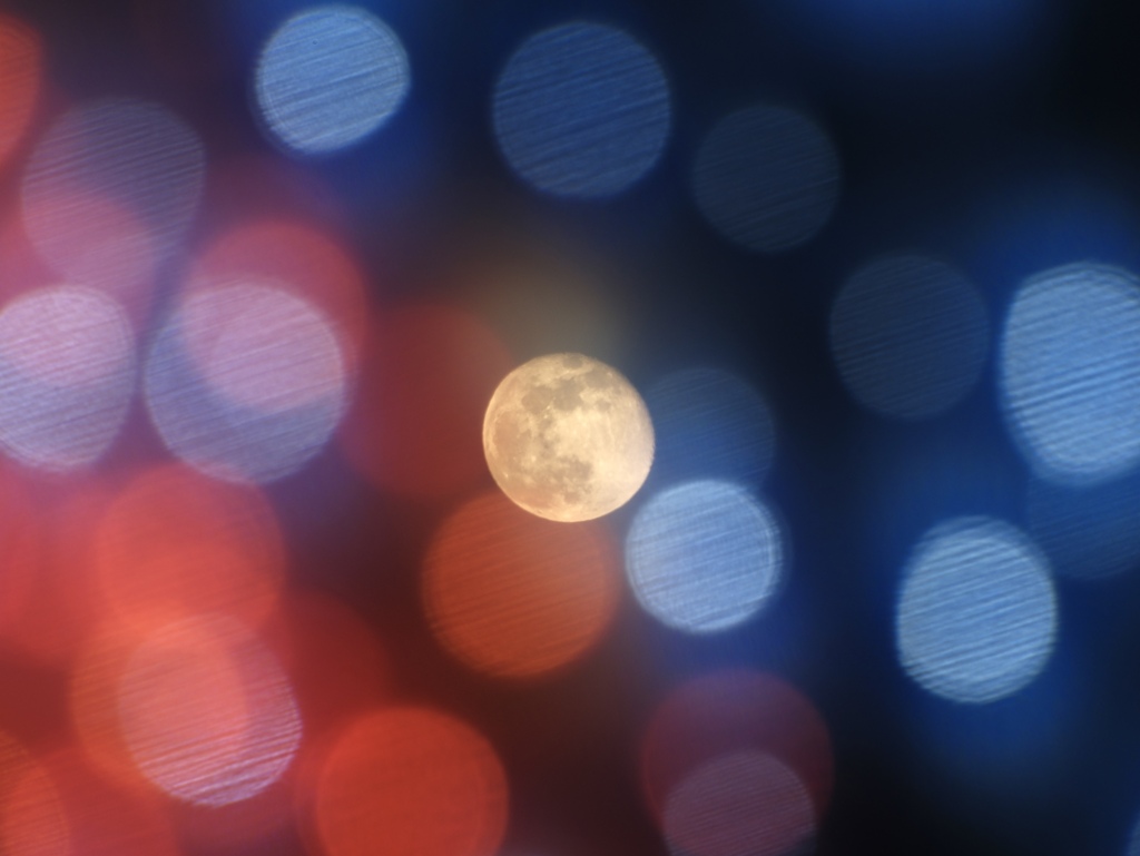 イルミネーションと月