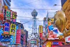 通天閣を見守るビリケンさん