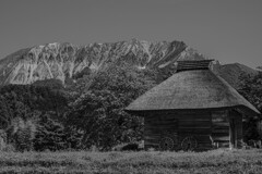 田舎の風景（伯耆大山南壁と茅葺小屋）