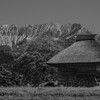 田舎の風景（伯耆大山南壁と茅葺小屋）