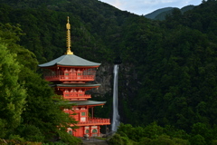 朝陽をあびる三重の塔