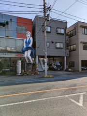 会社前に巨大なモニュメントがあります。
