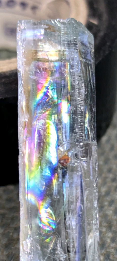 虹色にやたら輝く人工ガラス