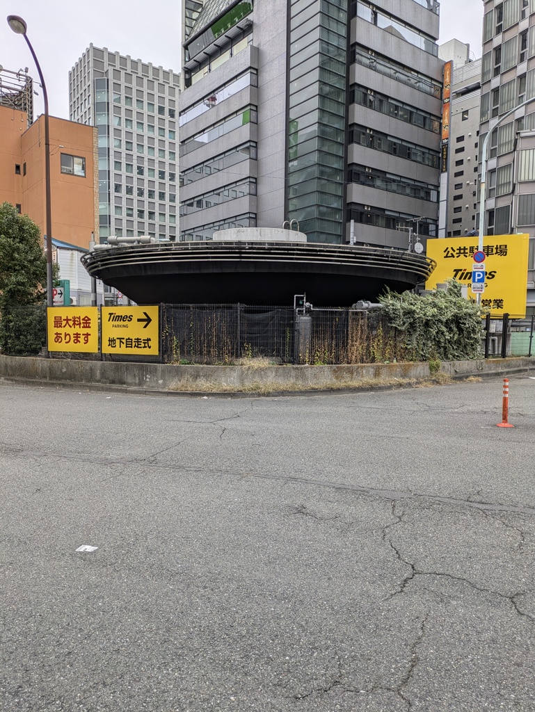 街中謎の巨大な煙突らしき施設があります。
