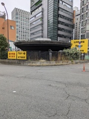 街中謎の巨大な煙突らしき施設があります。
