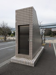 道沿いに地下に繋がっていそうな感じの謎の扉がありました。