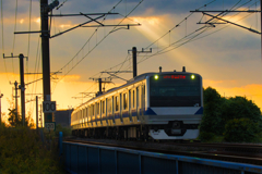 夕暮れの光芒に輝くE６５３系