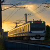 夕暮れの光芒に輝くE６５３系