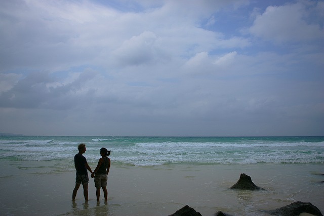 笑顔で見つめ合う二人