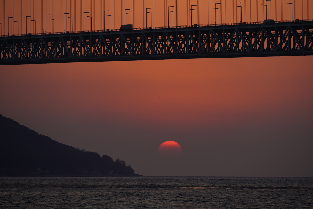 明石海峡大橋と瀬戸内に沈む太陽