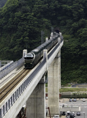 餘部橋梁を渡る瑞風−２