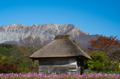 御机の茅葺小屋