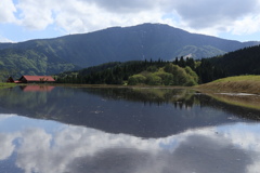 棚田に写る氷ノ山