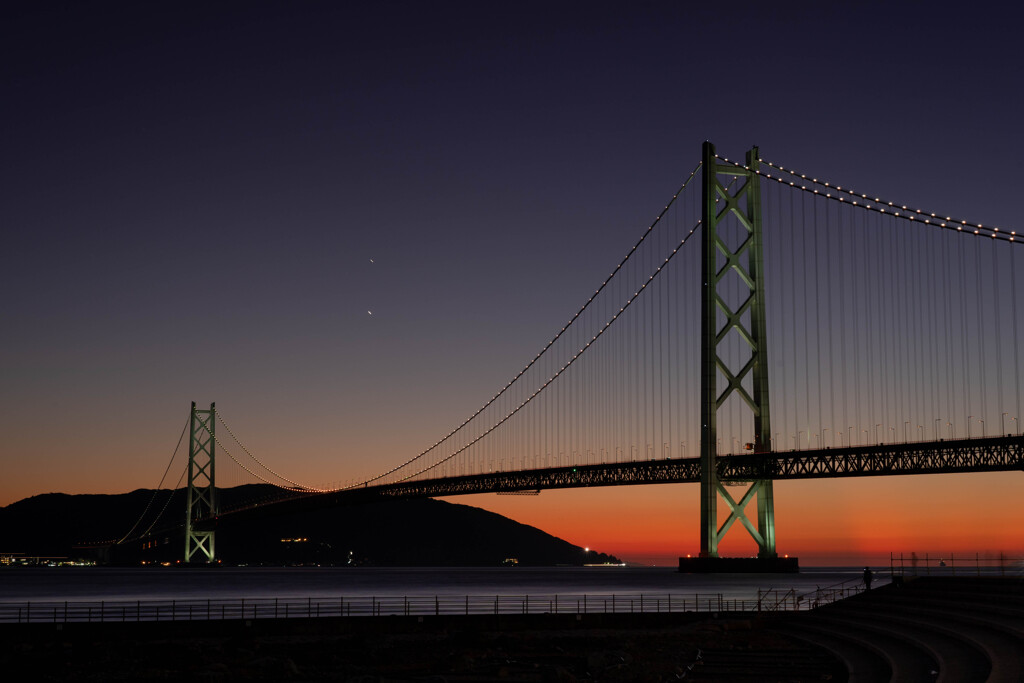 夕暮れの明石海峡大橋