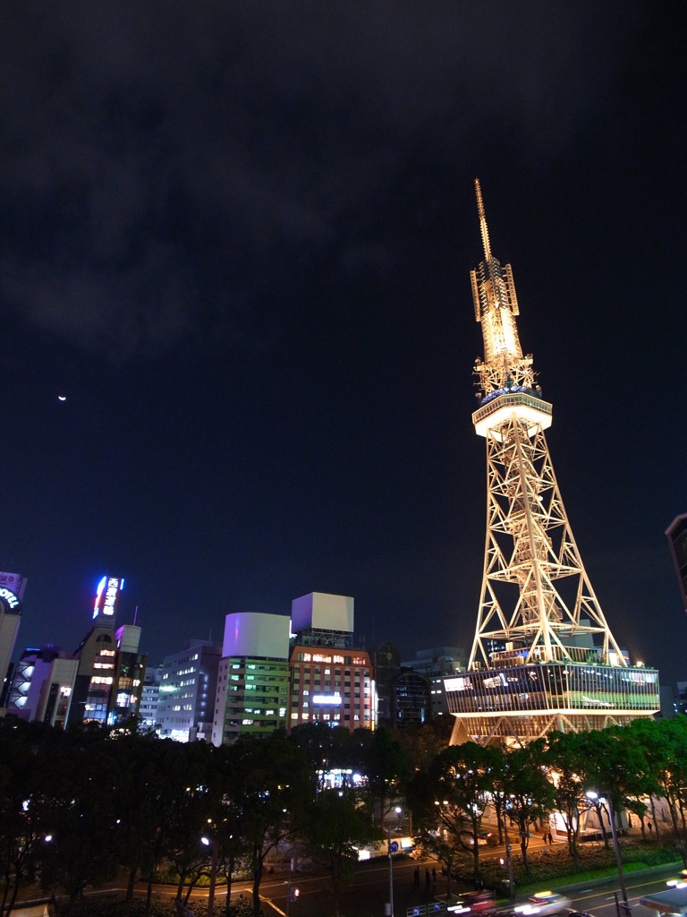 テレビ塔（と月）