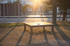 夕日に照らされたベンチ