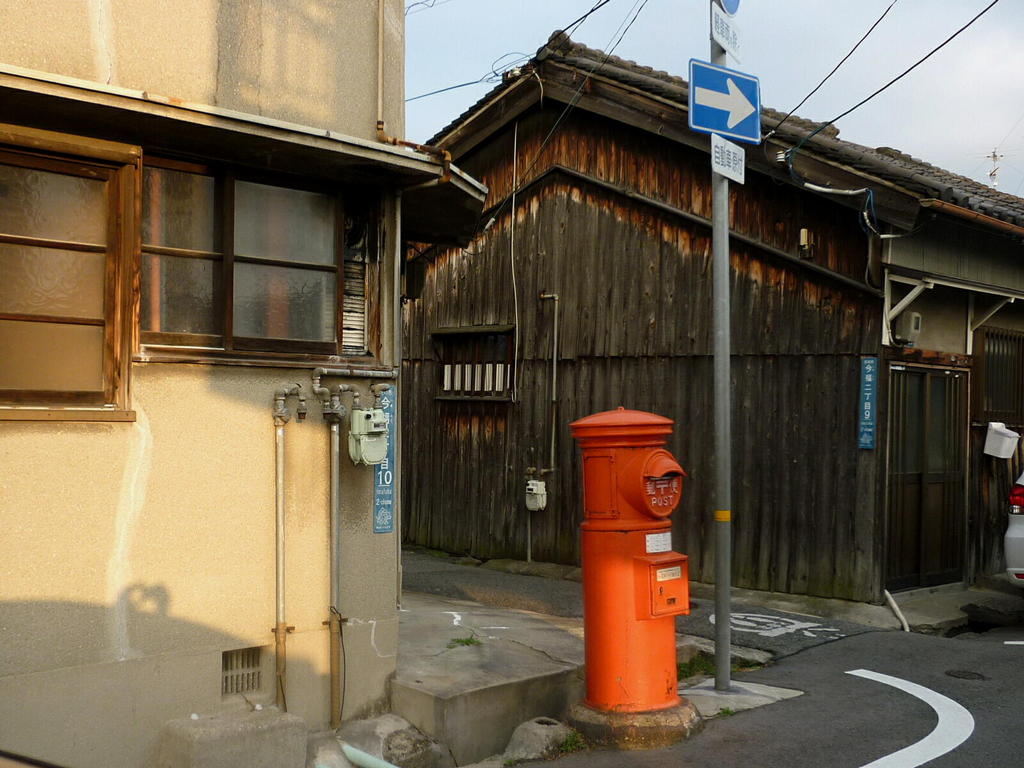 街中に取り残されたポスト
