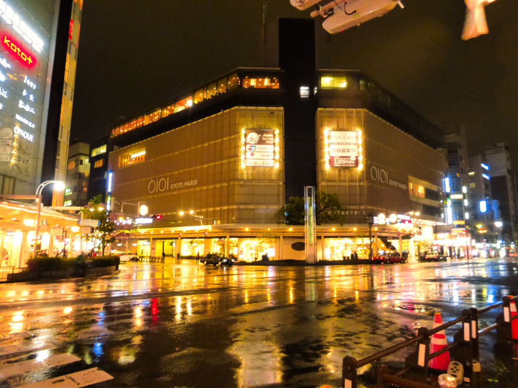 雨の四条河原町