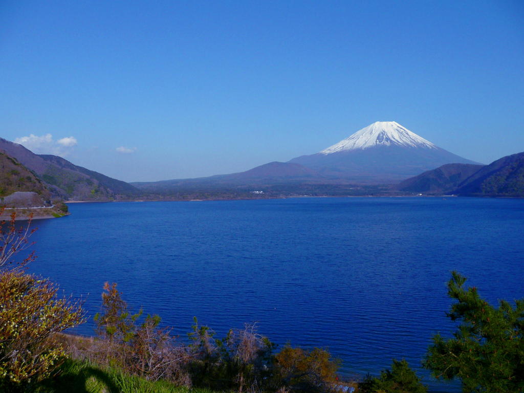 青い本栖湖